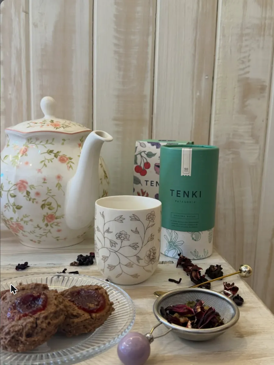 Té TENKI Patagonia con tetera y galletitas en Alma Market